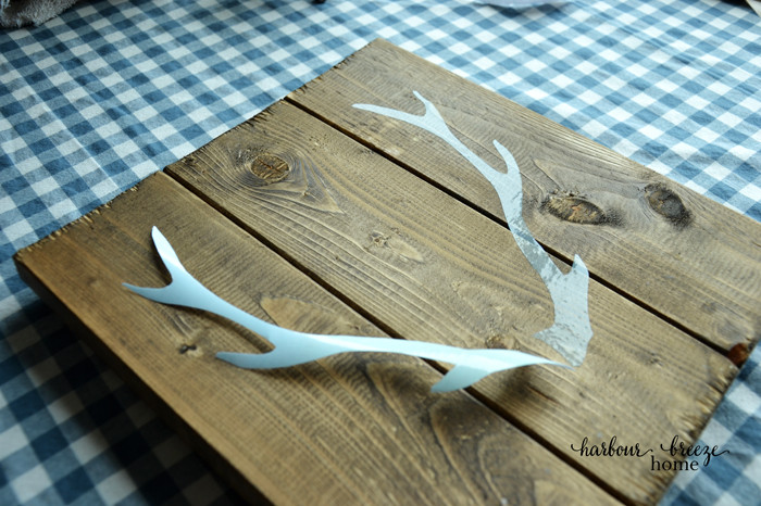 2 Ways to Paint Antler Signs on harbourbreezehome.com
