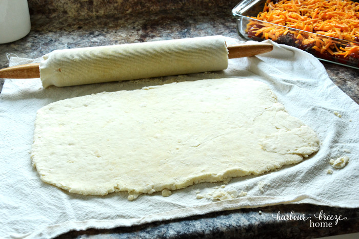 Upsidedown Cheeseburger Casserole with Easy Biscuit Recipe @ harbourbreezehome.com