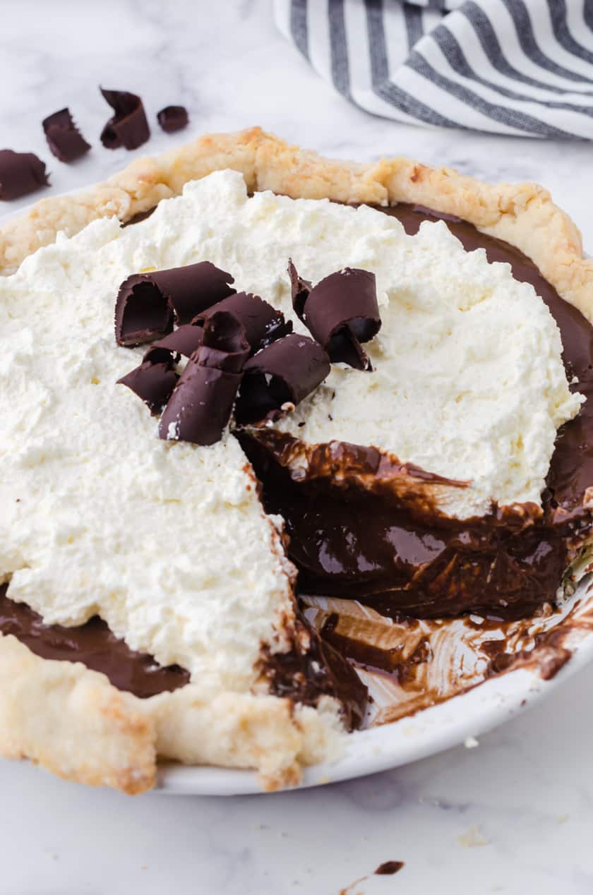 Chocolate pudding pie with a slice out of it.