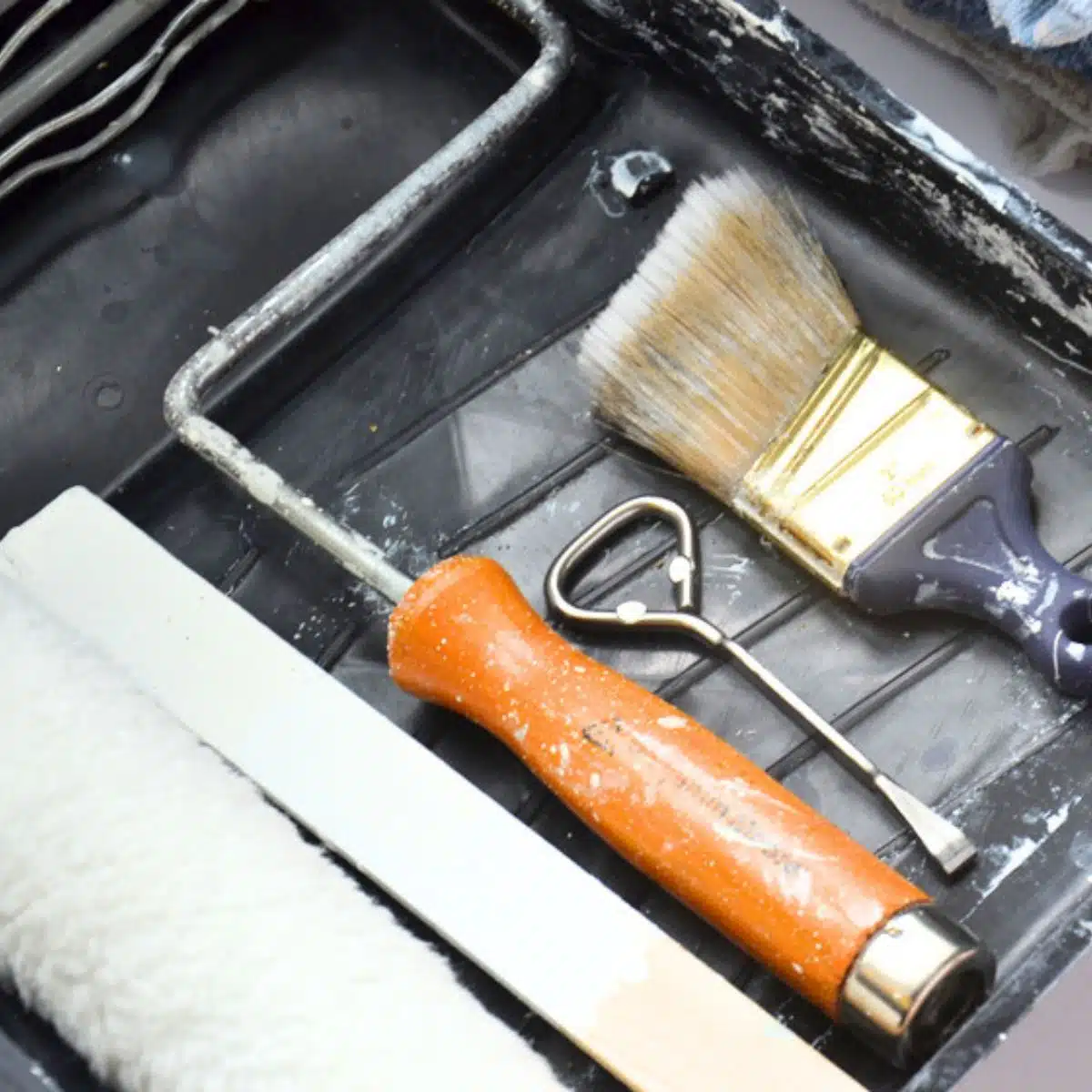 paint tray full of painting supplies