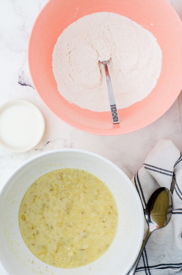 Dry ingredients and wet ingredients in seperate bowls for banana cake.