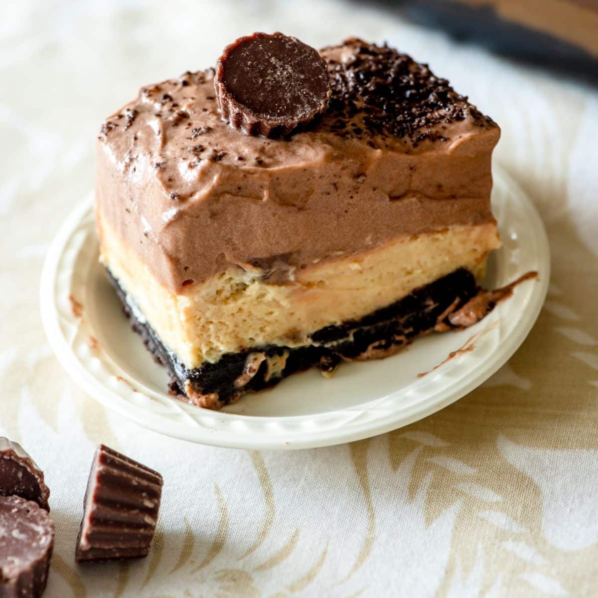 slice of oreo peanut butter lush with reese peanut butter cups